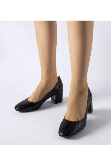 Sapatos pretos com salto...