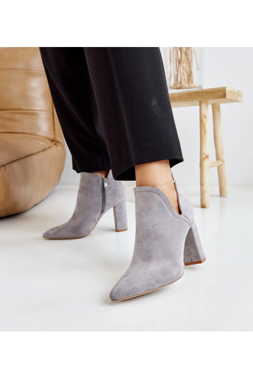 Botas de cano curto com salto...