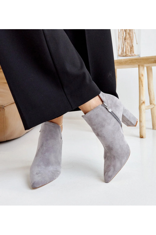 Botas de cano curto com salto...