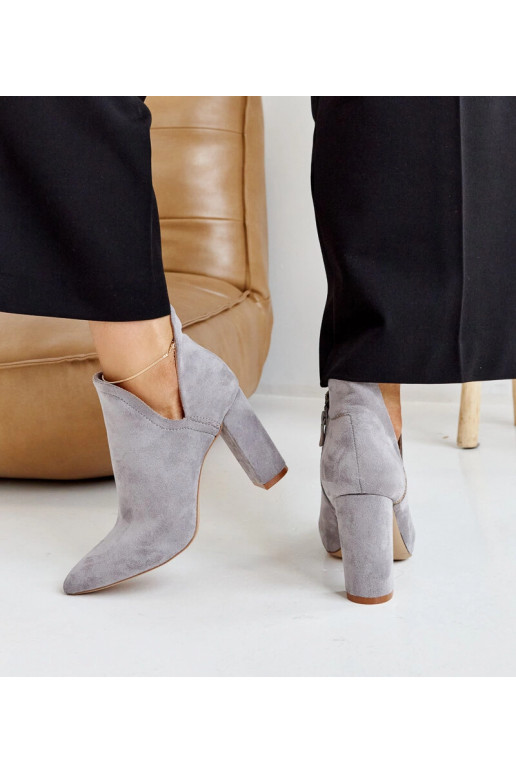 Botas de cano curto com salto...