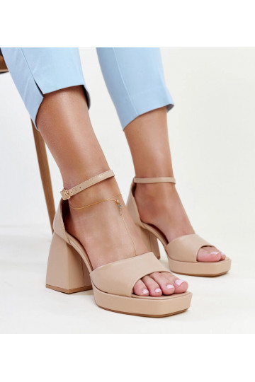 Sandálias de salto alto...