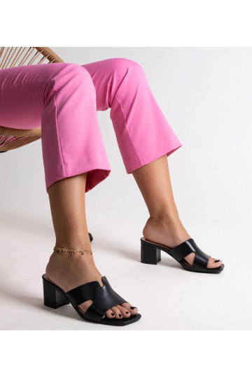 Chinelo preto com salto... 2