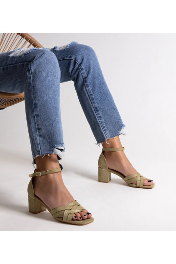 Sandálias de salto alto... 2