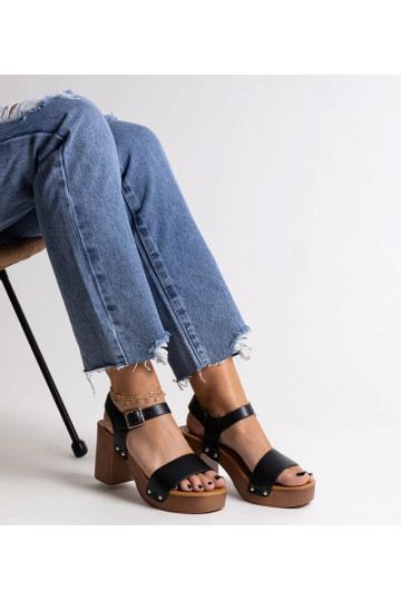 Sandálias pretas Adilar...