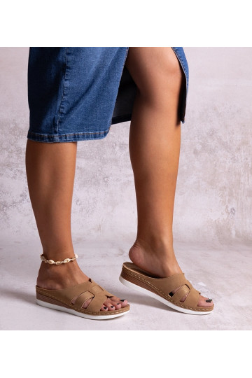 Chinelos leves marrons de...