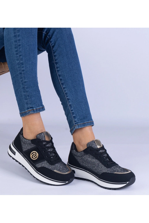 Tênis preto brilhante com decoração...