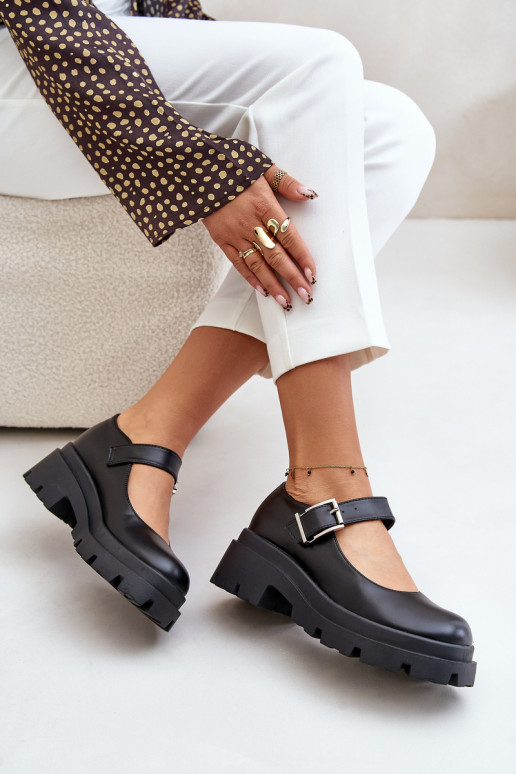 Botas Femininas com fivelas pretas...