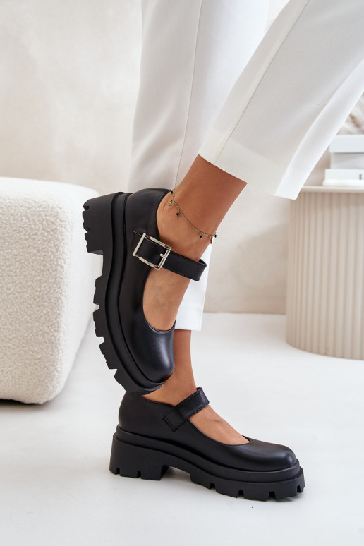 Botas Femininas com fivelas pretas...