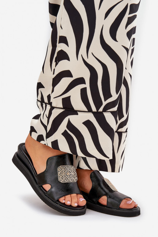 Chinelos femininos Em uma cunha Eko Pele com enfeites cor preta Sarela