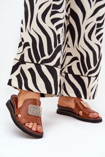 Chinelos femininos de salto em plataforma de couro ecológico com ornamentos marrons Sarela 2