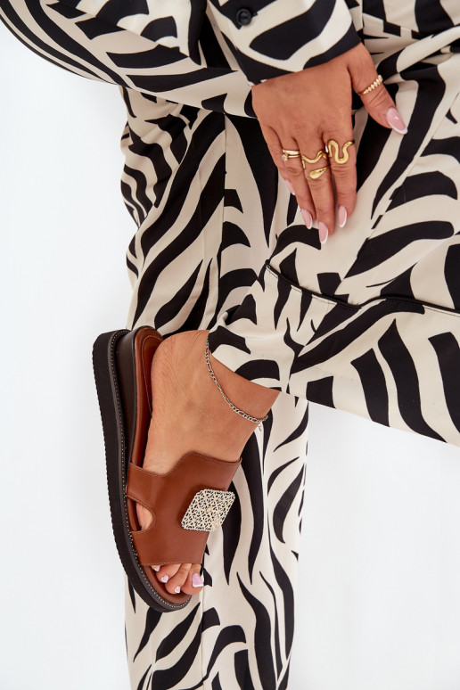 Chinelos femininos Em uma cunha Eko Pele com enfeites cor marrom Sarela