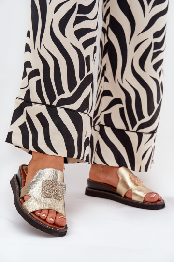 Chinelos femininos Em uma cunha Eko Pele com enfeites cor dourada Sarela