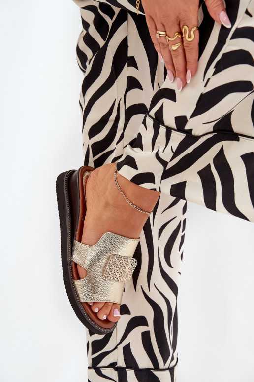 Chinelos femininos Em uma cunha Eko Pele com enfeites cor dourada Sarela