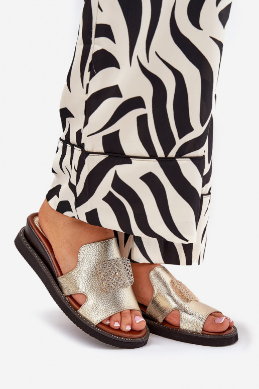 Chinelos femininos Em uma cunha Eko Pele com enfeites cor dourada Sarela