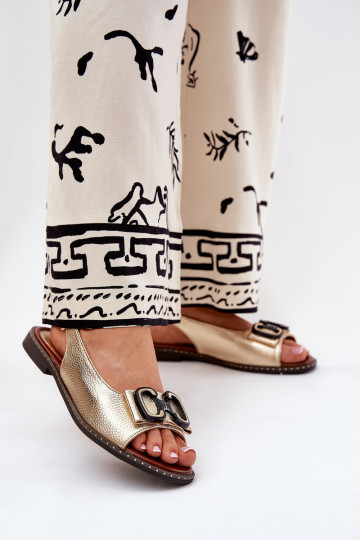 Sandálias rasteiras com enfeites Eko Pele cor dourada Lilria