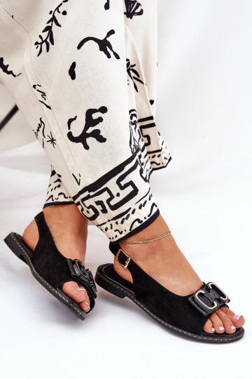 Sandálias rasteiras com enfeites de camurça ecológicaoParae cor preta Lilria