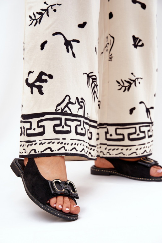 Sandálias rasteiras com enfeites de camurça ecológicaoParae cor preta Lilria Sandálias rasteiras com enfeites de camurça ecológicaoParae cor preta Lilria