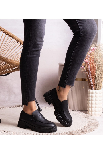 Sapatos pretos de eco couro...