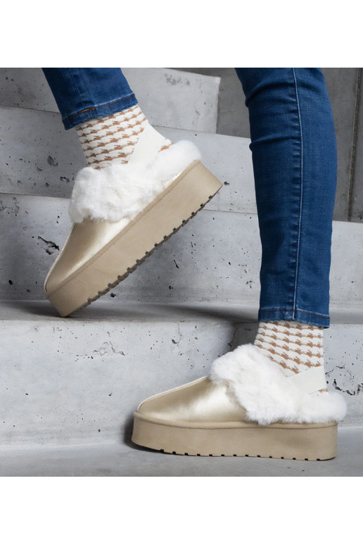 Chinelos dourados com plataforma...