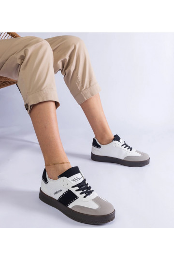 Tênis brancos em plataforma...