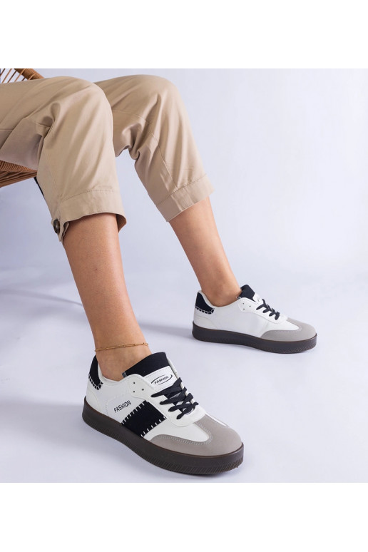 Tênis brancos em plataforma com...