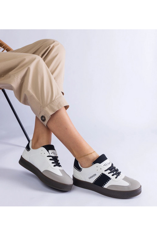 Tênis brancos em plataforma com...