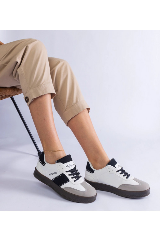 Tênis brancos em plataforma com...