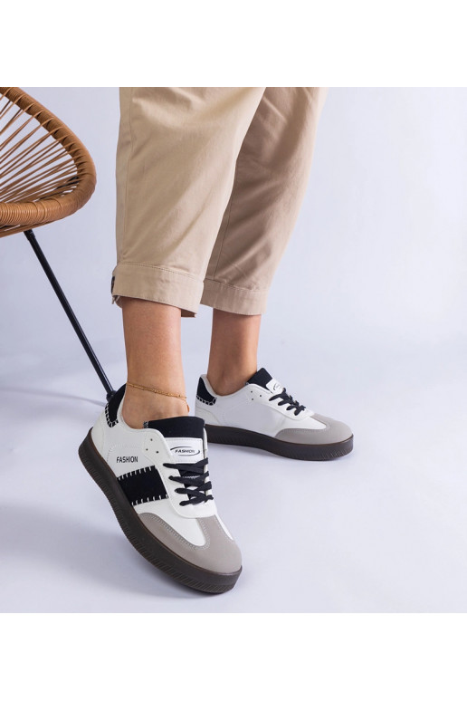 Tênis brancos em plataforma com...