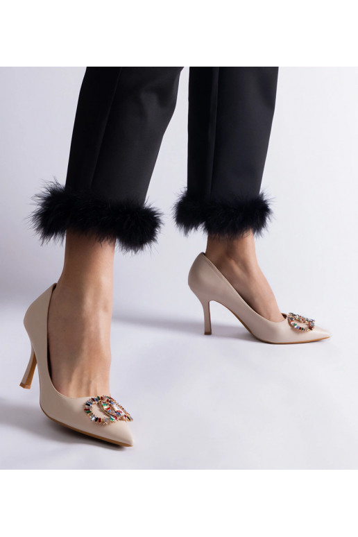 Saltos altos bege decorados com... Saltos altos bege decorados com...