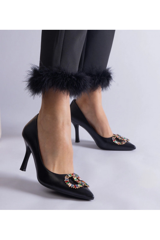 Saltos altos pretos decorados com...