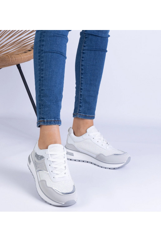 Tênis brancos decorados com glitter e...