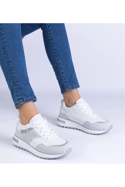 Tênis brancos decorados com glitter e...