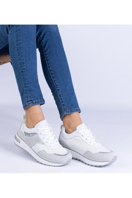 Tênis brancos decorados com glitter e...