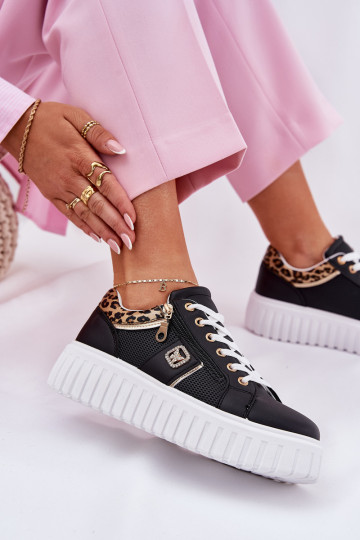 tênis Feminino com uma plataforma de couro ecológico com padrões de pele de leopardo cor preta Velionna