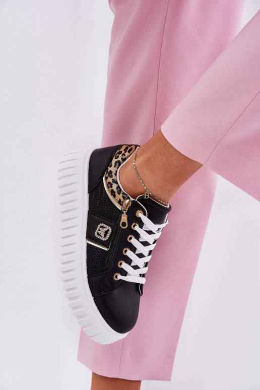 tênis Feminino com uma plataforma de couro ecológico com padrões de pele de leopardo cor preta Velionna