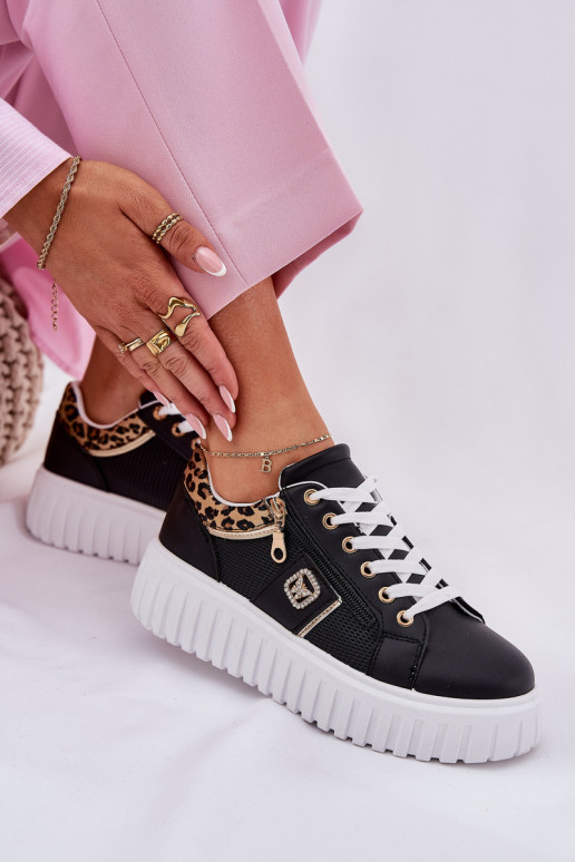 tênis Feminino com uma plataforma de couro ecológico com padrões de pele de leopardo cor preta Velionna