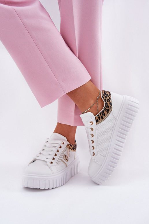 tênis Feminino com uma plataforma de couro ecológico com padrões de pele de leopardo cor branca Velionna