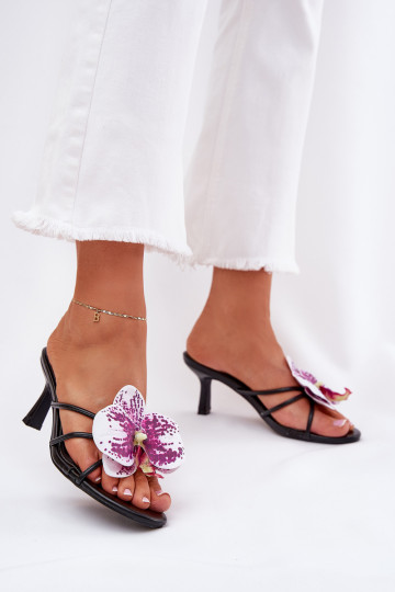 Chinelos Femininos com finos saltos Ze Sztucznym Flor na cor preta Reyi
