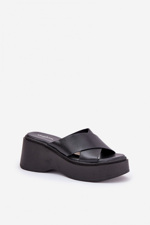 Chinelos femininos com uma plataforma I Koturnie cor preta Nelithraea