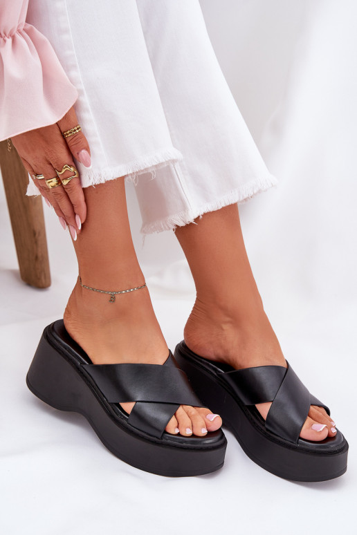 Chinelos femininos com uma plataforma I Koturnie cor preta Nelithraea