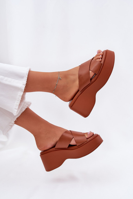 Chinelos femininos com uma plataforma I Koturnie cor marrom Nelithraea