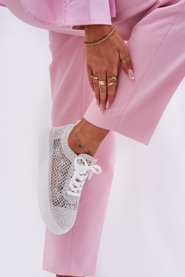 com elementos abertos Tênis Feminino com uma plataforma cor branca Aranelith 2