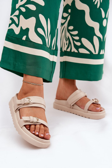 Chinelos femininos com plataforma na cor dourada e fivela na cor areia INernone