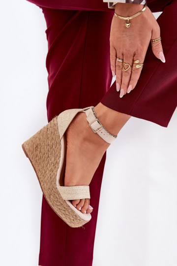 Sandálias femininas Em uma cunha Com trança bege Adelio