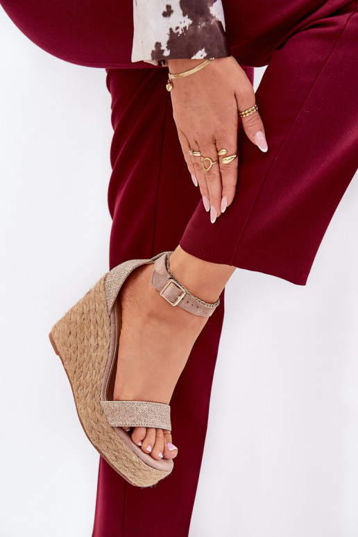 Sandálias femininas Em uma cunha Com trança cor cáqui Adelio Sandálias femininas Em uma cunha Com trança cor cáqui Adelio