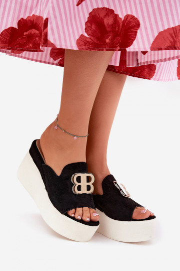 chinelas com plataforma e salto adornadas na cor preta Tanonea 2