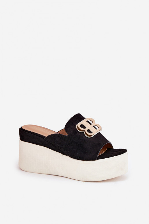 Chinelos com uma plataforma I Koturnie com enfeites cor preta Tanonea