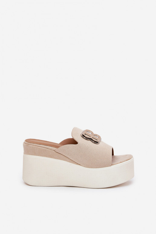 Chinelos com uma plataforma I Koturnie com enfeites bege Tanonea