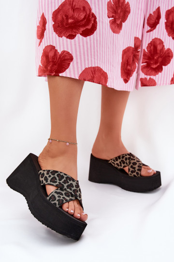 chinelas femininas com salto e plataforma com estampa de pele de leopardo na cor preta Sevolee