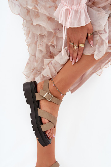 Sandálias femininas com uma plataforma de couro ecológico cor cáqui Gevinniser 2